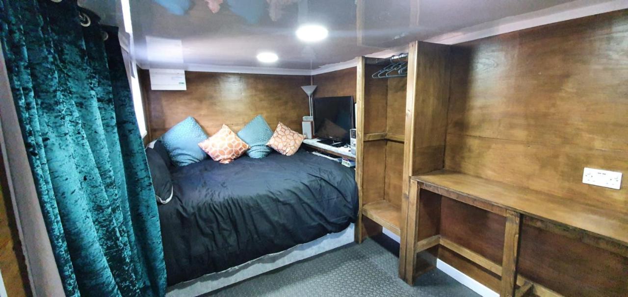 Adorable Private Suite With Free Street Parking 레스터 외부 사진