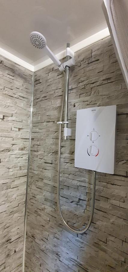 Adorable Private Suite With Free Street Parking 레스터 외부 사진